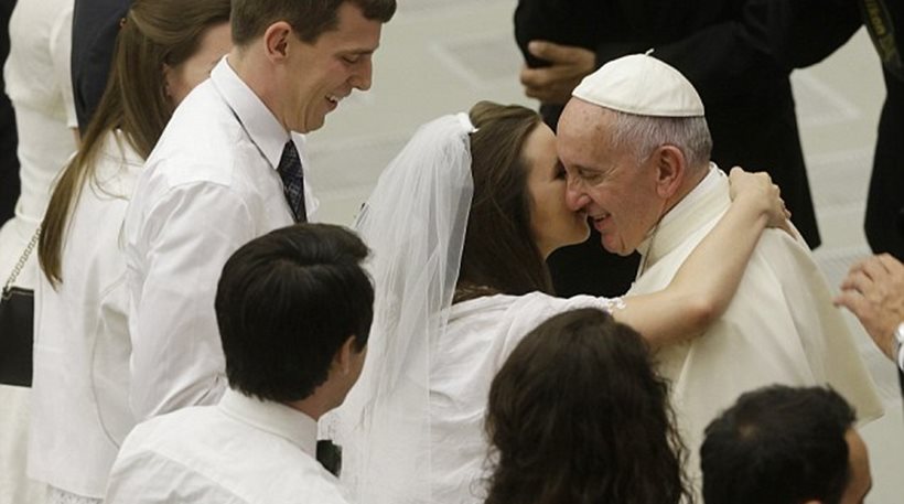 Πάπας Φραγκίσκος: “Οι χωρισμένοι που ξαναπαντρεύονται να λαμβάνουν την θεία κοινωνία”
